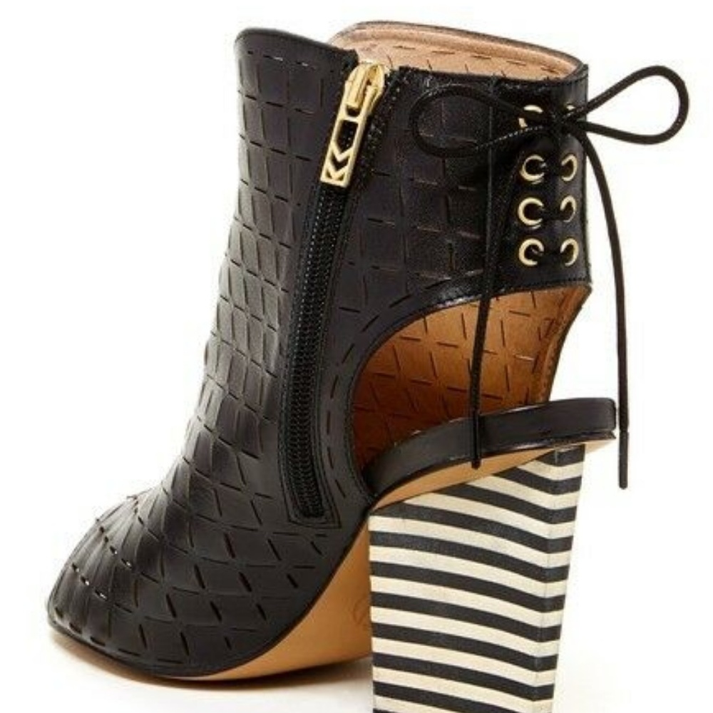 ~House of Harlow black heels ~ - Picture 3 of 5